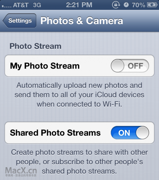 在PHOTos和iCloud设置选项中，用户可以开启或关闭对照片流分享功能